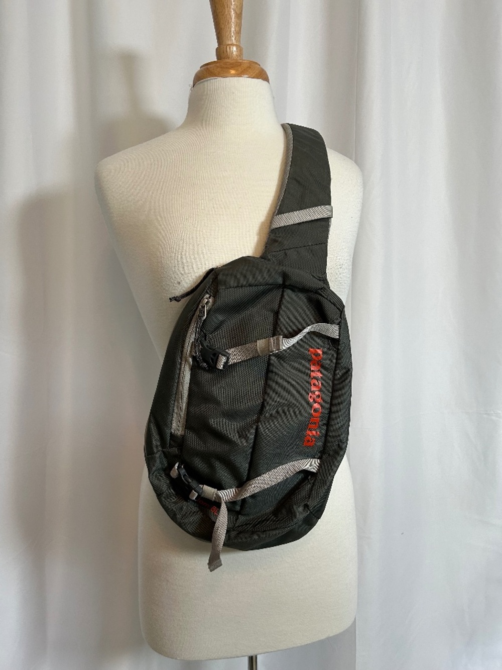 PATAGONIA DARK GRAY ATOM 8L SLING BAG
